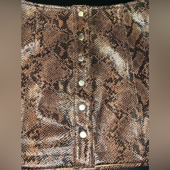 ASTR The Label Come Slither Snake Print Skirt Size S ( Small flaw, read … - Picture 4 of 10